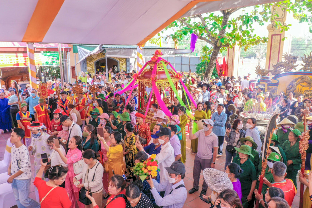 Không khí lễ hội trang nghiêm
